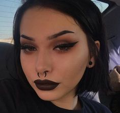 Makeup Emo, Grunge Makeup Tutorial, Piercing Conch, Punk Makeup, Alt Makeup, Piercing Tragus, Make Up Inspiration, Nose Piercings, Smink Inspiration