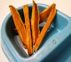 some kind of food that is in a blue bowl on a table with it's peels sticking out