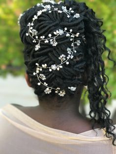 DESCRIPTION: This stunning extra long silver, rose gold or gold bridal hair vine has beautiful high quality rhinestone, hand twisted crystal and pearl baby's breath with small crystal flower accents. PRODUCT DETAILS: This hair accessory is perfect for the bohemian bride. This hair crown is light weight, bendable and very versatile, it may be styled into the hair in many different ways. This hair vine is perfect for long hair. One size fits all and clips into your hair. Please make note there are Long Silver Hair, Silver Hair Vine, Bridal Hair Wreath, Gold Hair Vine, Pearl Hair Vine, Crystal Hair Vine, Vine Wedding, Hair Crown, Hair Wreath