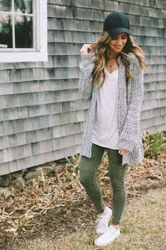 Green Leggings Outfit, Modest Fall Outfits, Green Pants Outfit, Sweater Nordstrom, Pretty Cardigans, Casual Chic Outfits, Olive Green Pants, Sneakers Converse, Outfit Chic