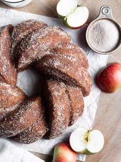 apples and powdered sugar are on the table