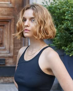 Bob Haircut Styles, French Bob Haircut, Caramel Hair Color Ideas, Stacked Haircut, French Haircut, Caramel Hair Color, Retro Haircut, Types Of Hair Color, Chin Length Haircuts