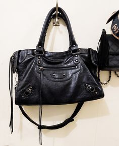 balenciaga classic city bag Black Handbag Aesthetic, Sixth Form Bag, Balenciaga Classic City Bag, Balenciaga Classic City, Uni Bag, Aesthetic Bags, Bag Obsession, Balenciaga Bag, Stockholm Fashion