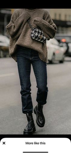 Minimalist Moda, Looks Jeans, Walking Down The Street, Paris Mode, Outfit Jeans, Looks Street Style, Fall Hair Colors, 가을 패션, Looks Style