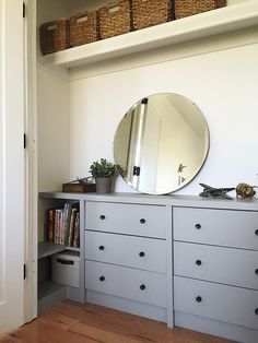 there is a mirror and some drawers in this room