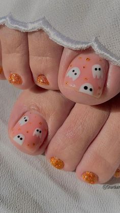 Add a retro touch to your Halloween look with glittery orange Pac-Man ghosts on your nails! This fun and sparkly design brings a nostalgic flair to your festive style. Click the pin for more ideas and follow us for the latest in nail art!  #HalloweenNails #PacManGhosts #GlitterNails #ToeNailDesigns #NailArt Nail Art Designs Pedicure, Cute Neutral Color Nails, Ghost Pedicure Designs, Ghost Toenail Design, Toe Nail Fall Designs