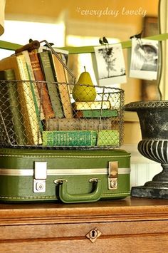 Green Suitcase, Suitcase Decor, Store Books, Old Suitcases, Craft Fair Displays, Vintage Suitcases, Casa Vintage, Craft Show Displays, Vintage Suitcase