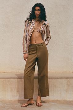 A mid-rise cotton canvas trouser in Umber. With a full-length straight leg cut, cropping just above the ankle, and a wide cuff detail at the hem, they are both functional and transeasonal. Pair with pieces in Terracotta Multi Stripe for a tonal look.