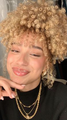 Blonde 3c Hair, Afro Angel, Girls With Blonde Hair, Afro Hair Color, Black To Blonde Hair, Blonde Natural Hair, Curly Color, 3c Hair, Mixed Curly Hair