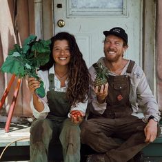 M A Y A | H A R R I S O N on Instagram: “"Growing your own food is like printing your own money." -Ron Finley Nothing is more empowering than growing your own food. I feel…” Farmers Aesthetic, Homestead Family Aesthetic, Farmer Lifestyle, Farmers Outfit, Farming Family Aesthetic, Working On A Farm Aesthetic, Farm Family Asethic, Ron Finley, Baby Pineapple