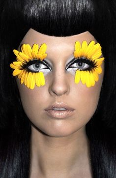 I really want to try to do this! 70s Hippie Hair, Hippie Makeup, 60s Makeup, Forest Life, 70s Makeup, Crazy Fashion, Avant Garde Makeup, Rave Makeup