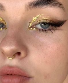 Golden Makeup, Make Up Gold, Smink Inspiration, Gold Makeup, Festival Makeup, Eye Makeup Art, Glitter Makeup, Editorial Makeup, Makeup Eyeliner