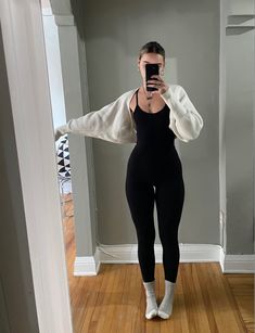 Cute Pilates Outfit Aesthetic, Bodysuit And Hoodie Outfit, Easy Cozy Outfits, Back To School Lazy Outfits, Cute Comfy Going Out Outfits, Leggins Summer Outfit, 80 Kg Woman, Comfy Train Outfit, School Fits College