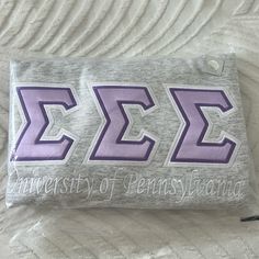 an embroidered pillow with the letters eece on it