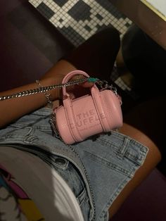 Pink Purse Outfit Black Women, Pink Girly Things Accessories, Purse Outfit, School Bag Essentials, My Style Bags, Trendy Purses, Pink Lifestyle, Handbag Essentials, Girly Bags