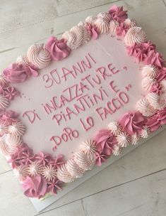 a birthday cake with pink frosting and writing on the side that reads, i mazzatti e piativre