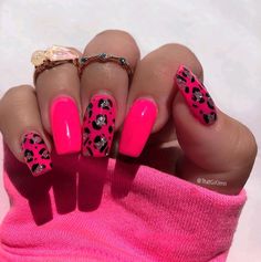 Hot Pink And Cheetah Nails, Hot Pink And Black Nail Designs, Pink Leopard Nails, Pink Toe Nails, Cheetah Print Nails, Hard Gel Nails, Beauty Hacks Nails, Sassy Nails, Leopard Print Nails