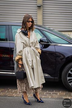 Trench coat e mix de estampas - Paris SS 2018 Street Style: Natasha Goldenberg Natasha Goldenberg Style, Balenciaga Fashion Show, Mode Dope, Natasha Goldenberg, 2018 Street Style, Street Style Ideas, Paris Chic, Paris Fashion Week Street Style, Popsugar Fashion