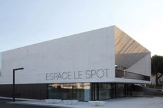 an empty building with the word espace le spot written on it