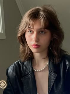 Chin Length Curly Hair With Curtain Bangs, Medium Shag Haircuts Round Faces, Shaggy Collar Bone Length Hair, Short Haircut Women With Bangs, Futch Haircut, 70s Haircuts Women, Medium Wolf Cut With Bangs, Short Hair 70s, Short Modern Shag