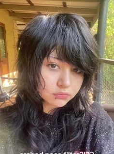 Layered Hair Alternative, Long Hairstyles No Bangs, Hair Ideas Alternative, Layered Hair With Short Bangs, Wolfcut Side Bangs, Short Haircuts For Frizzy Wavy Hair, Side Part Bangs Hairstyles, Goblin Hairstyle, Shaggy Emo Hair