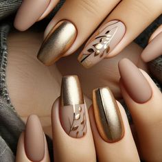 Matt Gold Nails, Nude Neutral Nails, Nail Art On Chrome Nails, Fall Nail Designs Sparkle, Mob Wife Nails 2024, New Nails Design 2024, Matte Gold Nails, Matte Black And Gold Nails, Gold Matte Nails