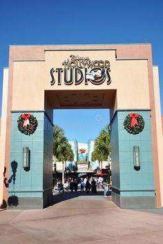 the entrance to universal studios in hollywood, california