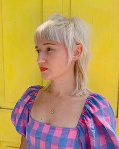 Shullet blond schoener hinterkopf bei kurzhaarfrisuren Platinum Mullet Women, Platinum Mullet, Mullet Ideas, Crowd Photo, Shaggy Mullet, Side Part Hairstyles, Second Day Hairstyles, Face Framing Bangs