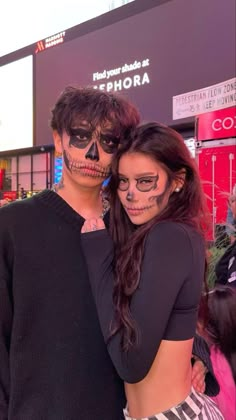 Skull Makeup Couple Halloween, Boy Skull Makeup, Couple Halloween Makeup Ideas, Couple Halloween Face Paint, Couple Skeleton Makeup, Skull Makeup Couple, Makeup Halloween Pareja, Skull Couple Costume, Couple Skeleton Costume