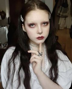 Corp Goth Makeup, Non Makeup Makeup Look, Banshee Makeup, Minimal Goth Makeup, Kinderwhore 90s Grunge Style, Dark Ethereal Makeup, Makeup Looks Alt, Bleached Brows Makeup, Ghostly Makeup