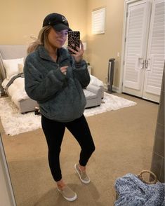 Lazy Maternity Outfits, Cute Winter Pregnancy Outfits, Pregnancy Comfy Outfits, Cute Fall Maternity Outfits, Rainy Day Pregnancy Outfit, Comfy Pregnant Outfits Winter, Cute And Comfy Pregnant Outfits