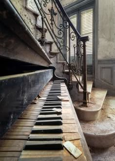 an old piano sitting in the middle of a room