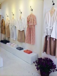 tchai kim Clothes Display Ideas, Clothing Boutique Interior Design, Small Boutique Interior, Clothing Boutique Decor, Boutique Window Displays, Industrial Clothing, Clothing Store Interior, Clothing Store Design, Store Design Boutique