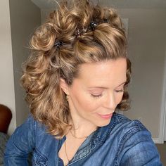 30 Creative Ideas To Spice Up Short Curly Hairstyles Medium Short Layered Hair, Short Curly Hair Updo, Blonde And Blue Hair, Easy Hair Dos, Curly Hair Dos, Messy Wavy Hair, Curly Hair Up, Curly Pixie Hairstyles, Medium Length Curly Hair