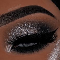 Birthday Makeup Looks, Silver Eye Makeup, Black Eye Makeup, Silver Makeup, Prom Makeup Looks