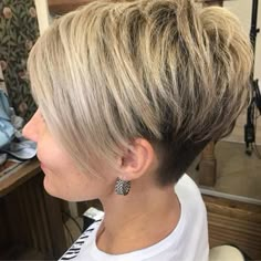 Crop Haircut, Short Hair Cut, Bob Haircut For Fine Hair, Short Hair Undercut, Trendy Hairstyle, Mom Hairstyles