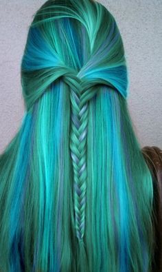 Cool green hair that does not damage your hair? Go green hair chalks. No bleaching necessary. Unique Braided Hairstyles, Rambut Brunette, Teal Hair, Hair Chalk, Fishtail Braid, Bohol, Trendy Hair, Pastel Hair