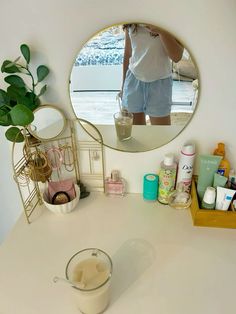 Beachy Vanity Bedroom, Beach Room Vanity, Beachy Vanity, Room Ideas Aesthetic Clean, Clean Girl Jewelry, Surf Room Decor, Ocean Room Decor, College Dorm Room Inspiration, Coffee Summer