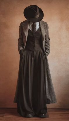 Detective aesthetic Womens Detective Costume, Sherlock Holmes Photoshoot, Outfits For Detectives, Elona Holmes Outfits, Detective Style Outfits, Detective Outfits Aesthetic, Halloween Costumes Detective, Woman Detective Aesthetic