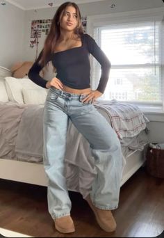 Rolled Jeans Waist, Motel Rocks Pants, Motel Jeans Outfit, Demetra Outfit Ideas, College Girl Aesthetic Outfits, Motel Rock Jeans, Motel Rocks Jeans Outfit, Tight Top Loose Pants, Cute Outfits 2024