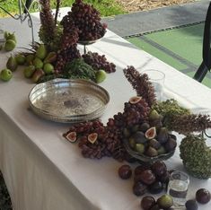 Pear Centerpiece Wedding, Grapes On Wedding Table, Aesthetic Thanksgiving Table Decor, Figs Wedding Decor, Grapes Centerpiece Wedding, Figs Tablescape, Grape Centerpiece Wedding, Fig Table Decor, Fall Fruit Wedding Decor