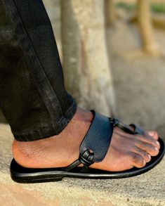 Sandal Design, Toe Ring Sandals, Toe Loop Sandals, Men Sandals, Mens Leather Sandals, Toe Ring, Beach Walk, Designer Sandals, Toe Rings