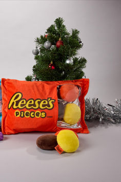 There is no wrong way to eat a Reese's! Represent your favorite candy with this officially licensed Reese's Pieces Mini Pillow Set. This set includes a a Reese's package pillow with 5 mini candy plush included!