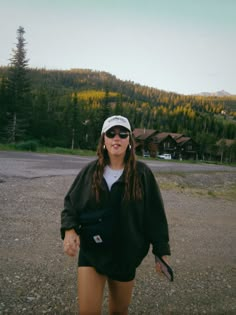 Summer Trail Outfit, Honeymoon Mountains Outfits, Hiking Set Outfit, Idaho Aesthetic Outfits, Granola Travel Outfit, Cottage Trip Outfits, Hiking Granola Outfit, Cute Pnw Outfits, Mountains Vacation Outfits