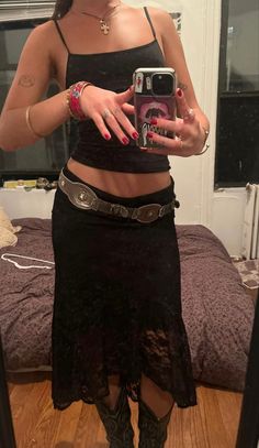 Whimsigoth Going Out Outfit, Lace Going Out Outfit, Lace Tube Top Outfit, Ethel Cain Concert Outfit, Festival Outfit Inspo 2024, Outfit Pollera Larga, Sublime Concert Outfit, Indie Sleaze Aesthetic Outfits, Chill Concert Outfit