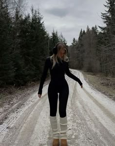 Black Earmuffs Outfit, Black Uggs Outfit Winter, Black Uggs Outfit, Earmuffs Outfit, Black Earmuffs, Thick Outfits, Leggings Casual Outfit, Black Leggings Casual, Ugg Chestnut