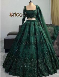 Green Lehenga Bridal, Green Wedding Lehenga, Mehndi Outfit Ideas, Green Bridal Lehenga, Lehenga Designs Latest, Best Indian Wedding Dresses, Bridal Lehenga Designs