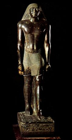 an egyptian statue is shown in the dark