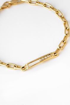 ► Heben Sie Ihren Stil mit unserem 14K Goldkettenarmband mit beweglichen Diamanten. Dieses zarte Armband ist aus 585er Gold handgefertigt und verfügt über ein minimalistisches Design mit funkelnden Diamanten, das einen Hauch von Eleganz und Raffinesse verleiht. Das leichte Gefühl und die elegante Goldkette machen diese Kette perfekt für den Alltag oder als Ergänzung zu formeller Kleidung. Ob solo getragen oder mit anderen Stücken gestapelt, dieses Armband wird mit Sicherheit eine geschätzte Ergä 14k Gold-tone Bracelet With Adjustable Chain, Luxury Adjustable Gold-tone Chain Bracelet, 14k Gold-filled Link Bracelet With Adjustable Chain, Gold-tone Adjustable Chain Bracelet In Stainless Steel, Luxury Gold-tone Polished Chain Bracelet, Bracelets Gold Diamond, Gold Bracelet Chain, Christmas Gift Jewelry, Dainty Bracelets