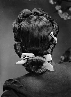 1940s Hairstyles- History of Women's Hairstyles Rolls Hairstyle, Hot Roller Curls, 1940's Hairstyles, 40s Hair, 1940's Hair, Back Rolls, 1940s Hair, 1930s Hair, Retro Updo